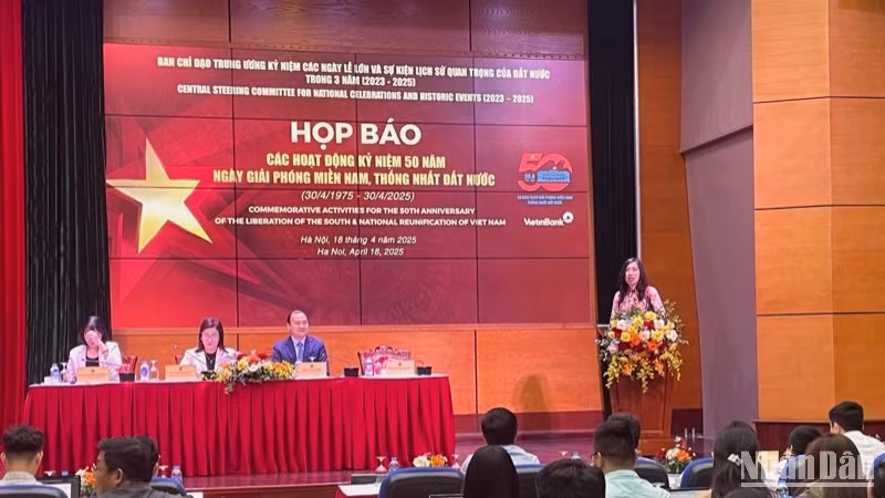 Thứ trưởng Bộ Ngoại giao Lê Thị Thu Hằng trao đổi thông tin.