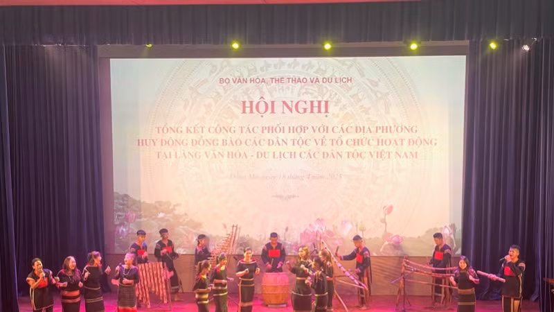 Văn nghệ chào mừng hội nghị. 