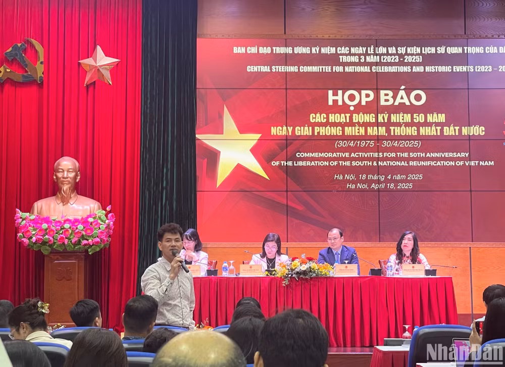 Cục trưởng Cục Nghệ thuật biểu diễn (Bộ Văn hóa, Thể thao và Du lịch) Nguyễn Xuân Bắc thông tin về chương trình nghệ thuật đặc biệt. Cục trưởng Cục Nghệ thuật biểu diễn (Bộ Văn hóa, Thể thao và Du lịch) Nguyễn Xuân Bắc thông tin về chương trình nghệ thuật đặc biệt.