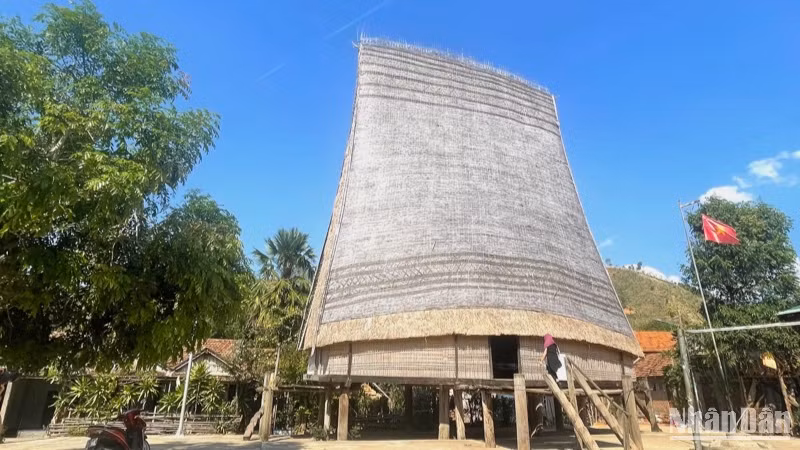 Cần chiến lược tổng thể để phát triển ngành lưu niệm từ tài nguyên văn hóa quốc gia. Cần chiến lược tổng thể để phát triển ngành lưu niệm từ tài nguyên văn hóa quốc gia.