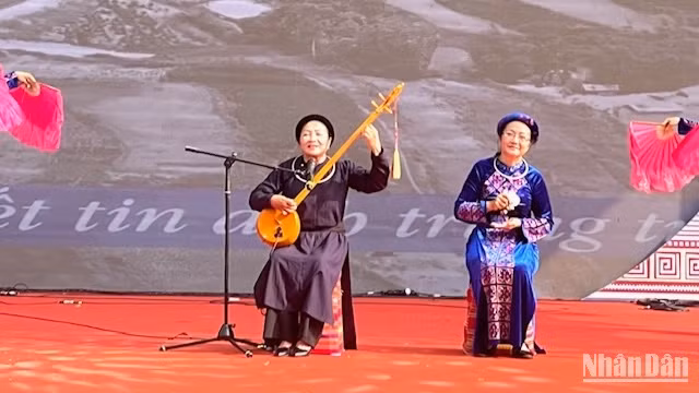 Hát Then, đàn Tính là niềm tự hào của các dân tộc Tày, Nùng, Thái vùng Đông Bắc. Hát Then, đàn Tính là niềm tự hào của các dân tộc Tày, Nùng, Thái vùng Đông Bắc.