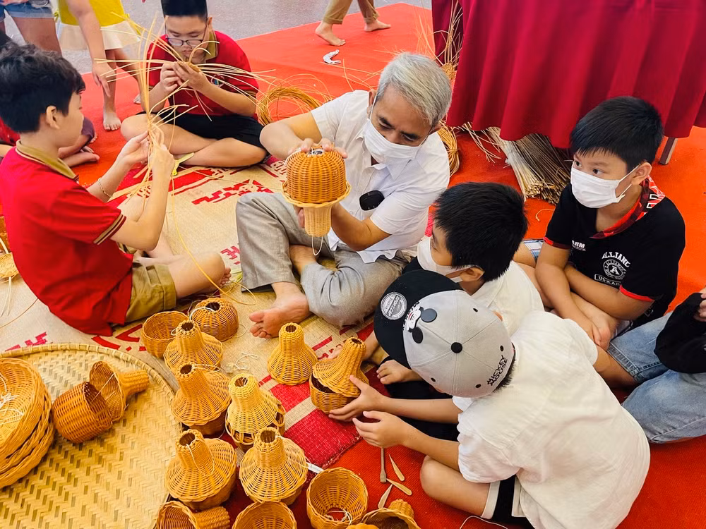 Các em nhỏ được thực hành làm sản phẩm thủ công với các nghệ nhân. Các em nhỏ được thực hành làm sản phẩm thủ công với các nghệ nhân.