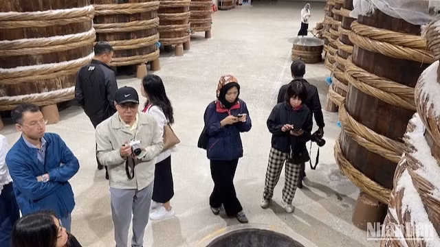 Du khách tham quan xưởng mắm truyền thống Lê Gia. Du khách tham quan xưởng mắm truyền thống Lê Gia.