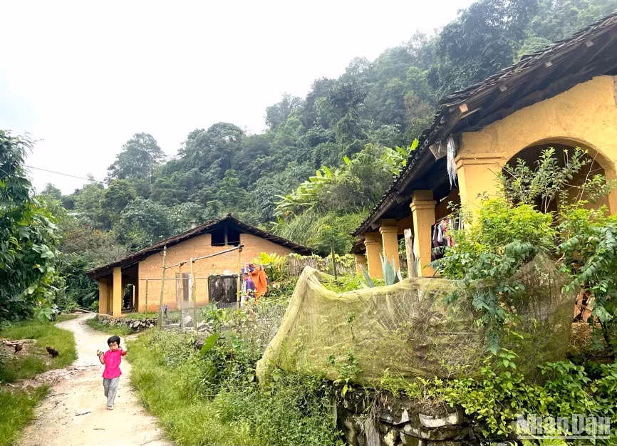 Em nhỏ chơi đùa trong xóm.