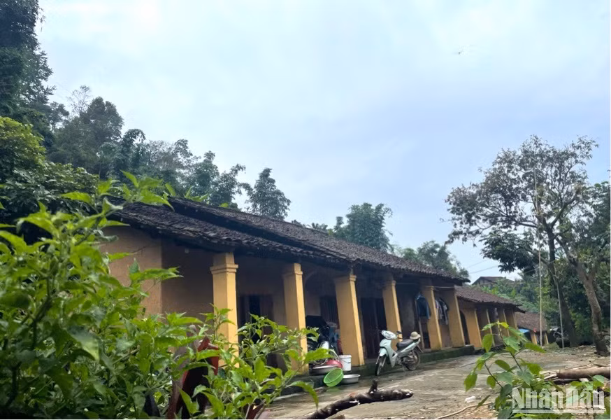 Nếp nhà trình tường và mái lợp âm dương là điểm nhấn thu hút du khách.