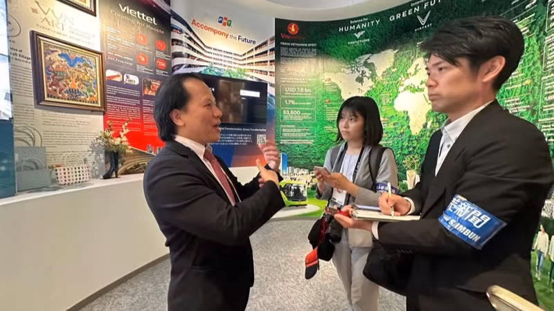 Phó Tổng đại diện Việt Nam tại EXPO 2025 Trần Nhất Hoàng trả lời báo chí.