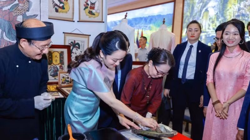 Thủ tướng Thái Lan Paetongtarn Shinawatra trải nghiệm làm tranh dân gian Đông Hồ.