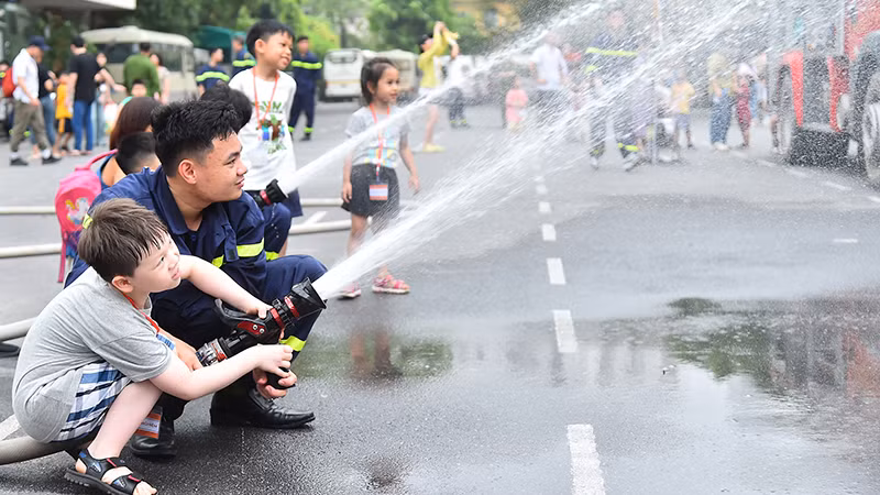Các em nhỏ dự chương trình trải nghiệm kỹ năng thoát hiểm trong đám cháy tại Trường đại học Phòng cháy, chữa cháy Hà Nội. (Ảnh: THỦY NGUYÊN)