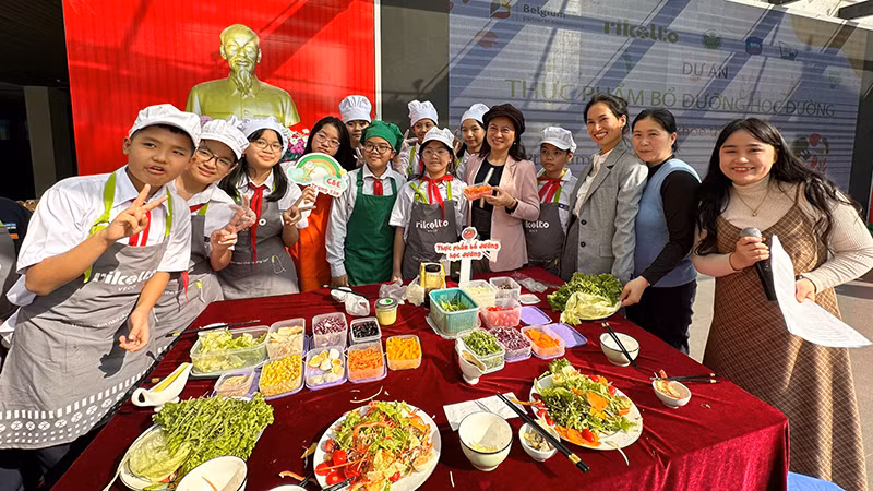 Các em học sinh Trường trung học cơ sở Yên Hòa với chương trình “Salad Healthy - Tết vô tư đi”, tháng 1/2024. (Ảnh: Dự án cung cấp)