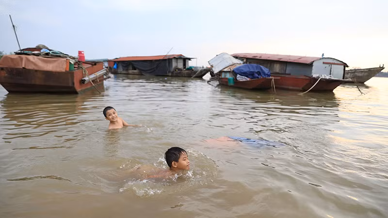 Trẻ em tập bơi tại làng chài Văn Đức, xã Văn Đức, huyện Gia Lâm, Hà Nội. (Ảnh THÀNH ĐẠT)