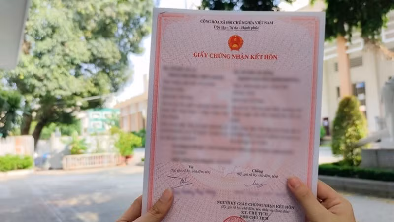 Đề xuất thí điểm cắt giảm hồ sơ giấy chứng nhận kết hôn trong mua bán phương tiện. Ảnh: TIẾN LUẬT.