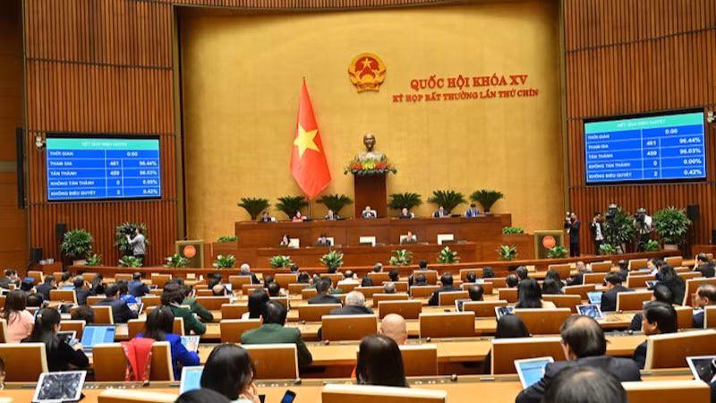 Quốc hội biểu quyết thông qua Luật Ban hành văn bản quy phạm pháp luật (sửa đổi). (Ảnh: QUANG KHÁNH)