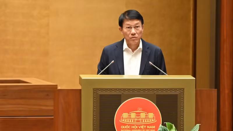 Thừa ủy quyền của Thủ tướng Chính phủ, Bộ trưởng Công an Lương Tam Quang trình bày Tờ trình Dự án Luật sửa đổi, bổ sung một số điều của Bộ luật Hình sự. (Ảnh: BÙI GIANG) Thừa ủy quyền của Thủ tướng Chính phủ, Bộ trưởng Công an Lương Tam Quang trình bày Tờ trình Dự án Luật sửa đổi, bổ sung một số điều của Bộ luật Hình sự. (Ảnh: BÙI GIANG)