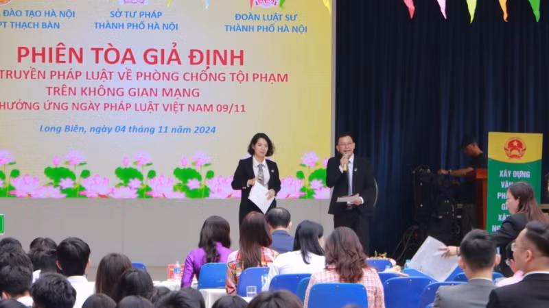 Những “phiên tòa giả định” giúp học sinh có thêm nhiều kiến thức về pháp luật. Ảnh: NGỌC MINH.