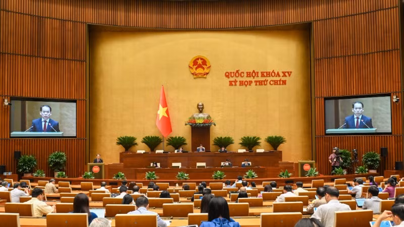 Quốc hội làm việc tại hội trường nghe Tờ trình và Báo cáo thẩm tra Dự án Nghị quyết của Quốc hội về việc thí điểm Viện kiểm sát nhân dân khởi kiện vụ án dân sự để bảo vệ quyền dân sự của các chủ thể là nhóm dễ bị tổn thương hoặc bảo vệ lợi ích công. (Ảnh: BÙI GIANG)