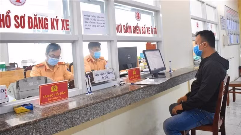 Việc cắt giảm giấy đăng ký kết hôn sẽ giúp đơn giản hóa thủ tục mua bán, tiết kiệm thời gian và công sức cho người dân. Ảnh: THÀNH TRUNG.