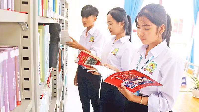Học sinh Trường phổ thông dân tộc nội trú trung học cơ sở và phổ thông trung học huyện Tiểu Cần, tỉnh Trà Vinh đọc sách tại thư viện trường. (Ảnh minh họa: MINH KHỞI)