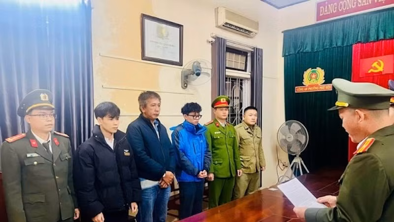 Cơ quan An ninh điều tra Công an thành phố Huế tống đạt quyết định khởi tố vụ án, khởi tố bị can và bắt tạm giam các đối tượng trong đường dây mua bán gần 56 triệu thông tin dữ liệu cá nhân. (Ảnh: HẢI LAN)