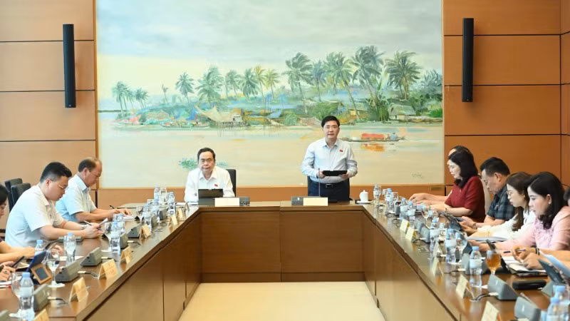 Đại biểu Quốc hội họp tại tổ cho ý kiến về dự án Luật sửa đổi, bổ sung một số điều của Luật Quốc tịch Việt Nam. (Ảnh: BÙI GIANG)