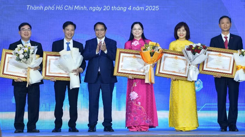 Thủ tướng Phạm Minh Chính trao Bằng khen của Thủ tướng Chính phủ cho các tập thể, cá nhân có thành tích trong hỗ trợ học sinh, sinh viên khởi nghiệp.(Ảnh: THANH GIANG).