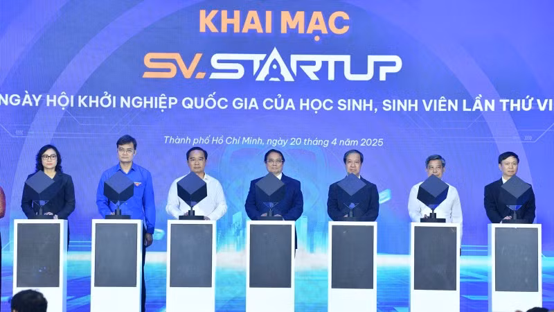 Thủ tướng Phạm Minh Chính và các Lãnh đạo thực hiện nghi thức khởi động Ngày hội Khởi nghiệp Quốc gia của học sinh, sinh viên lần thứ VII. (Ảnh: THANH GIANG).