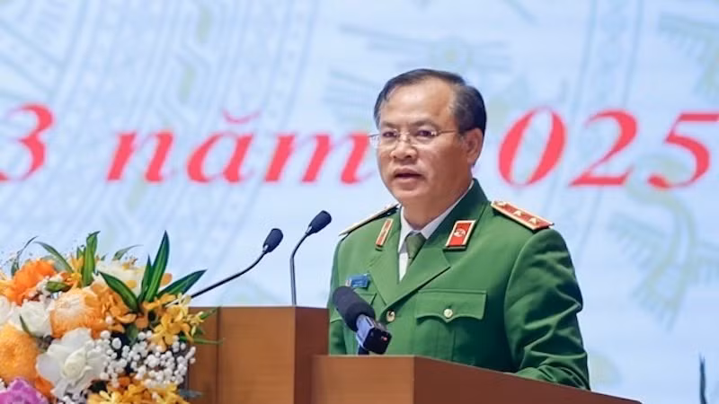 Thứ trưởng Công an Nguyễn Văn Long nêu đề xuất thí điểm cắt giảm thành phần hồ sơ giấy đăng ký kết hôn trong mua bán phương tiện tại Phiên họp. Ảnh: NHẬT BẮC.