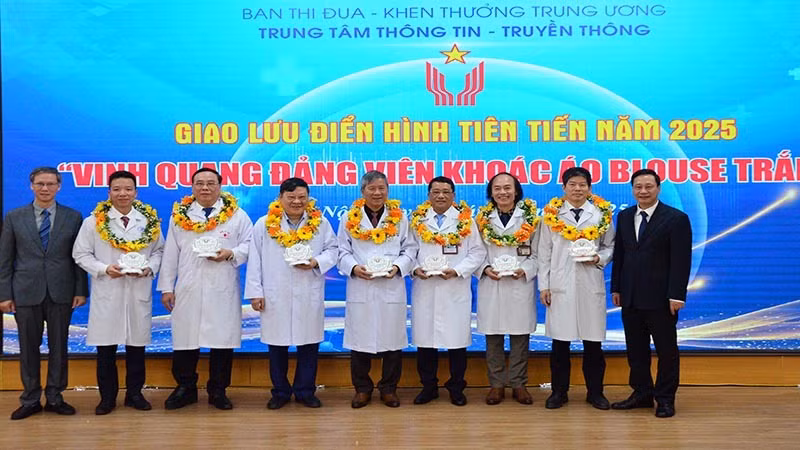 Lãnh đạo Ban Thi đua-Khen thưởng Trung ương tặng hoa và biểu trưng tôn vinh các gương điển hình tiên tiến. Ảnh: PHẠM CƯỜNG 
