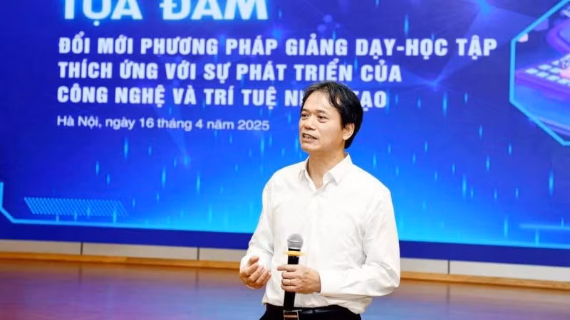 Giáo sư, Tiến sĩ Phạm Hồng Chương, Giám đốc Đại học Kinh tế Quốc dân chia sẻ tại tọa đàm.