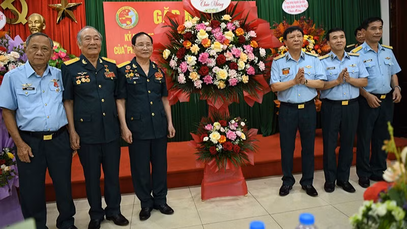 Thiếu tướng Phạm Văn Tính, Phó Tư lệnh Quân chủng Phòng không-Không quân tới dự và tặng hoa tại buổi lễ. (Ảnh: THẾ DƯƠNG)
