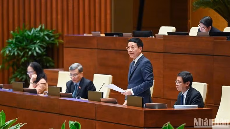 Bộ trưởng Khoa học và Công nghệ Nguyễn Mạnh Hùng phát biểu giải trình, làm rõ một số vấn đề đại biểu Quốc hội nêu. (Ảnh: BÙI GiANG) Bộ trưởng Khoa học và Công nghệ Nguyễn Mạnh Hùng phát biểu giải trình, làm rõ một số vấn đề đại biểu Quốc hội nêu. (Ảnh: BÙI GiANG)