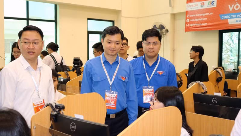 Bí thư Trung ương Đoàn Thanh niên Cộng sản Hồ Chí Minh, Chủ tịch Hội Sinh viên Việt Nam Nguyễn Minh Triết (ở giữa) cùng đại diện Ban tổ chức động viên các thí sinh tại khu vực thi.