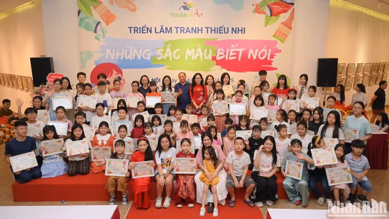 Niềm vui của các cây cọ nhí có năng khiếu và đam mê với nghệ thuật.