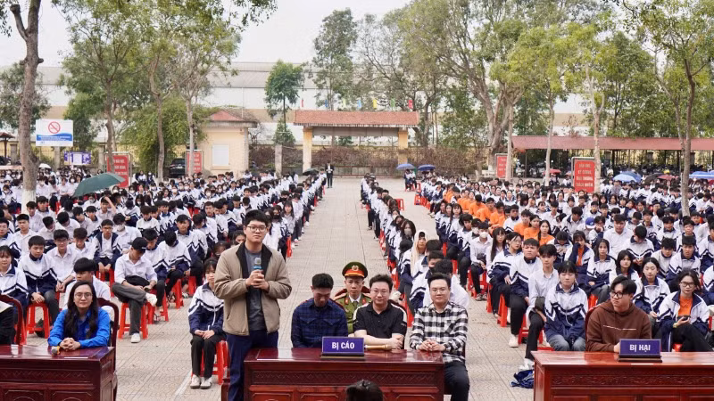 Gần 1.000 học sinh Trường THPT Hàm Long (thành phố Bắc Ninh) hào hứng tham gia phiên toà giả định. Ảnh: THU HẰNG