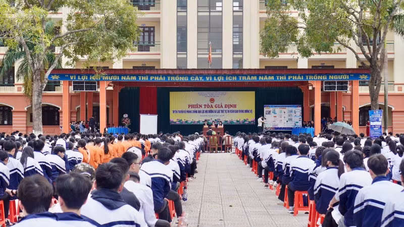 Phiên tòa giả định với chủ đề “Phòng chống bạo lực học đường và Luật Trật tự an toàn giao thông đường bộ” tổ chức tại Trường THPT Hàm Long (thành phố Bắc Ninh). Ảnh: THU HẰNG