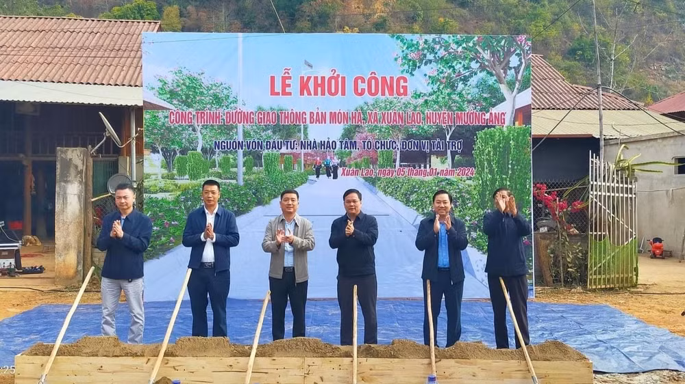 Các đồng chí lãnh đạo huyện Mường Ảng cùng cán bộ, nhân dân bản Món Hà, xã Xuân Lao khởi công xây dựng công trình đường nội bản (công trình có tổng mức đầu tư 2,5 tỷ đồng do nhà hảo tâm tài trợ; nhân dân hiến đất, hoa màu làm đường).
