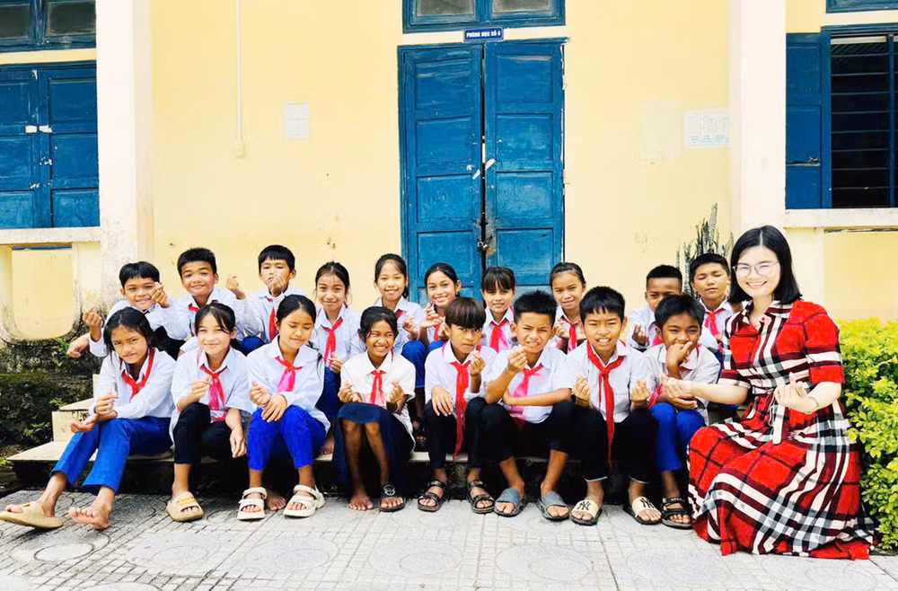 Cô Nguyễn Thị Thúy Phụng luôn truyền cảm hứng cho học sinh biết sống chia sẻ, yêu thương.