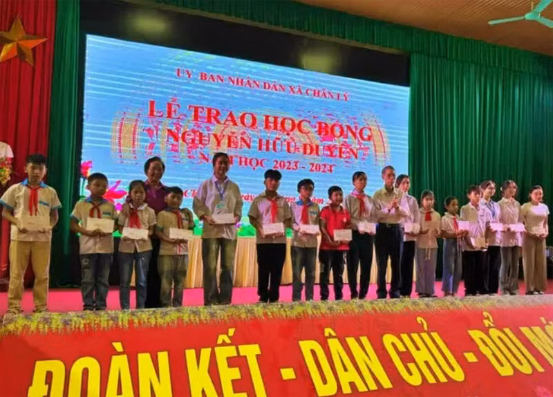 Quỹ học bổng Nguyễn Hữu Duyên trao học bổng cho 143 học sinh. Quỹ học bổng Nguyễn Hữu Duyên trao học bổng cho 143 học sinh.