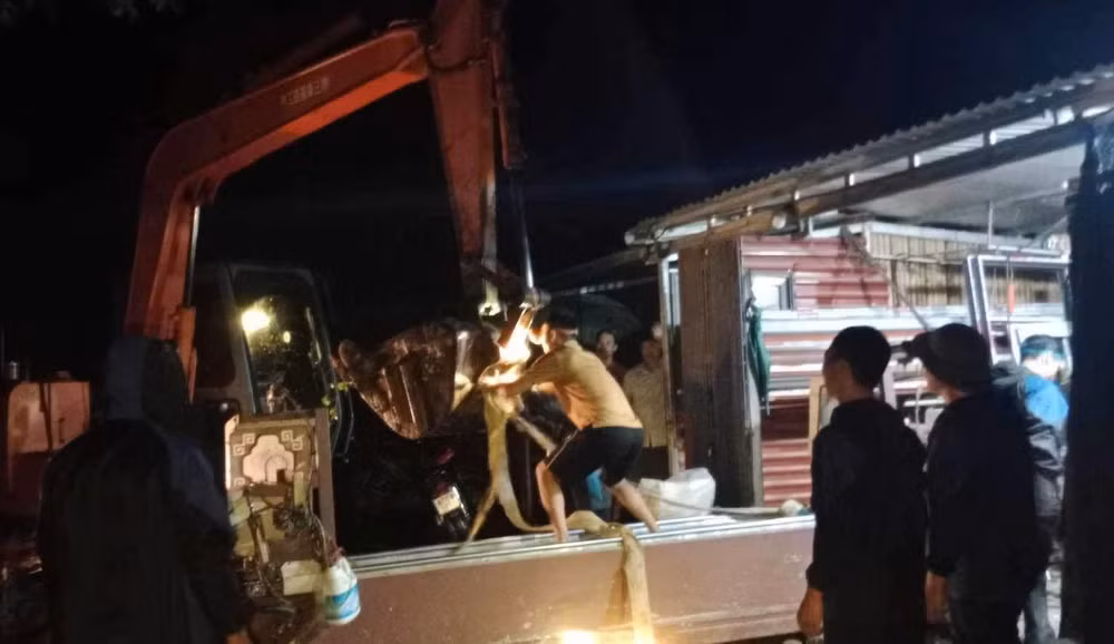 Người dân hỗ trợ các nhà bị ngập tại vùng lũ Nam Cường, Chợ Đồn (Bắc Kạn) di dời tài sản.