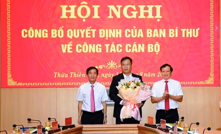 Đồng chí Bí thư Tỉnh ủy Lê Trường Lưu và Chủ tịch Ủy ban nhân dân tỉnh Nguyễn Văn Phương tặng hoa chúc mừng đồng chí Phạm Đức Tiến. Đồng chí Bí thư Tỉnh ủy Lê Trường Lưu và Chủ tịch Ủy ban nhân dân tỉnh Nguyễn Văn Phương tặng hoa chúc mừng đồng chí Phạm Đức Tiến.