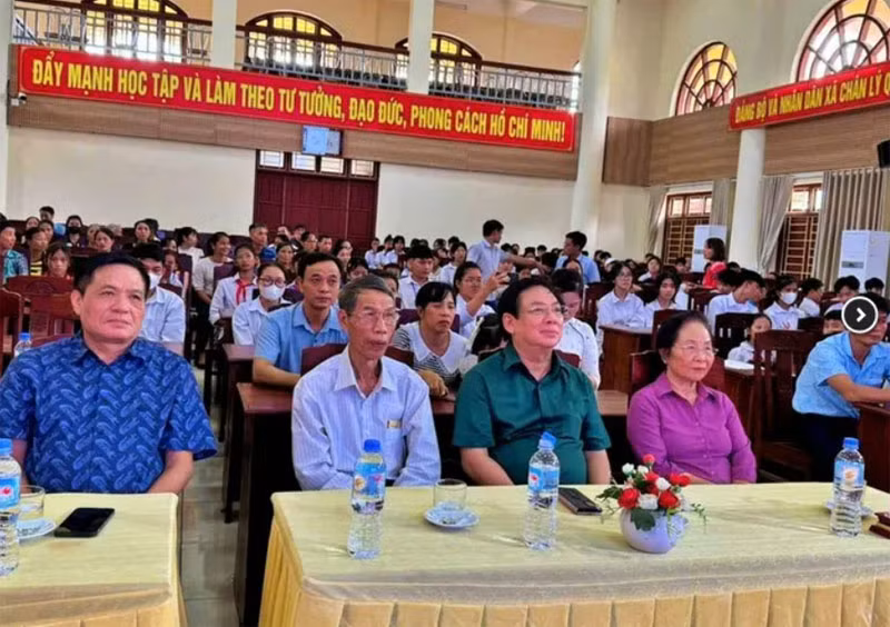 GS,TS Nguyễn Thị Doan, nguyên Phó Chủ tịch nước, Chủ tịch Hội Khuyến học Việt Nam cùng lãnh đạo địa phương, các nhà tài trợ tham dự chương trình. GS,TS Nguyễn Thị Doan, nguyên Phó Chủ tịch nước, Chủ tịch Hội Khuyến học Việt Nam cùng lãnh đạo địa phương, các nhà tài trợ tham dự chương trình.