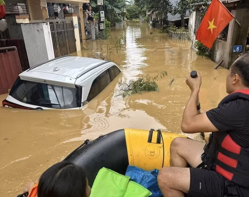 Cứu hộ người dân vùng lũ. Cứu hộ người dân vùng lũ.