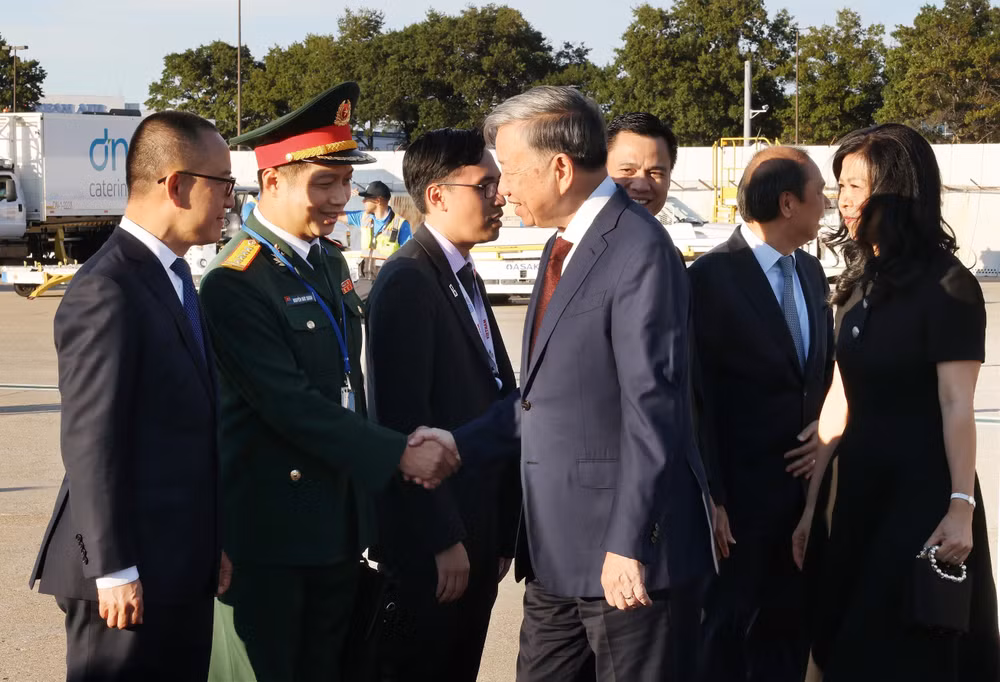 Các đại biểu đón Tổng Bí thư, Chủ tịch nước Tô Lâm và Phu nhân cùng đoàn đại biểu cấp cao Việt Nam tại Sân bay quốc tế J.F Kennedy. Ảnh: Lâm Khánh/TTXVN Các đại biểu đón Tổng Bí thư, Chủ tịch nước Tô Lâm và Phu nhân cùng đoàn đại biểu cấp cao Việt Nam tại Sân bay quốc tế J.F Kennedy. Ảnh: Lâm Khánh/TTXVN