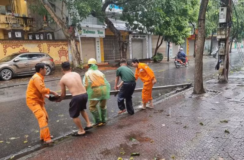 Khắc phục hậu quả của cơn bão số 3 đối với hệ thống điện. Khắc phục hậu quả của cơn bão số 3 đối với hệ thống điện.