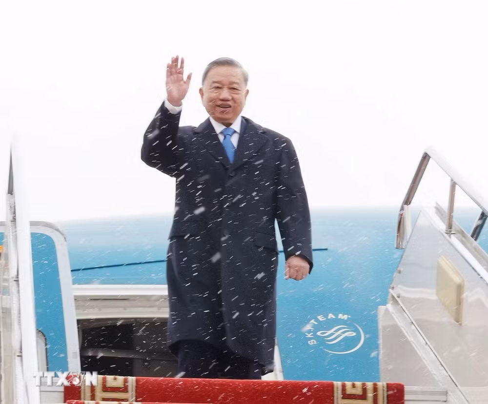 Tổng Bí thư, Chủ tịch nước Tô Lâm đến sân bay Thành Cát Tư Hãn (Chinggis Khaan International Airport) ở Thủ đô Ulan Bator. Ảnh: Trí Dũng/TTXVN