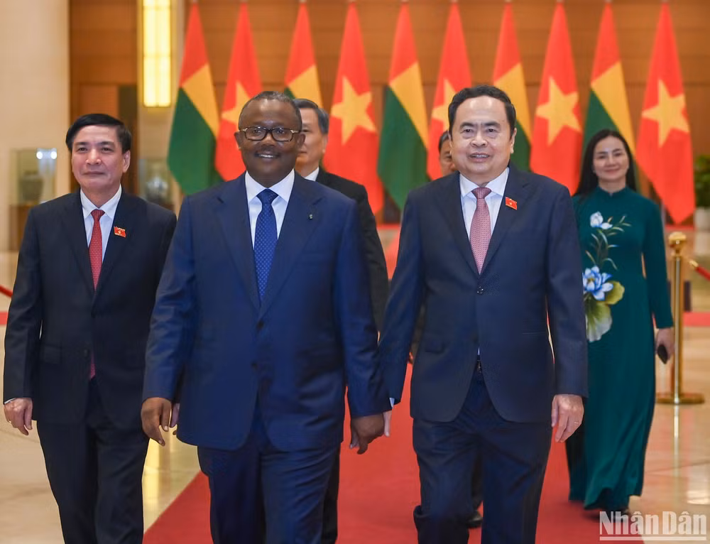 Chủ tịch Quốc hội Trần Thanh Mẫn tiễn Tổng thống Cộng hòa Guinea-Bissau Umaro Sissoco Embaló. Chủ tịch Quốc hội Trần Thanh Mẫn tiễn Tổng thống Cộng hòa Guinea-Bissau Umaro Sissoco Embaló.