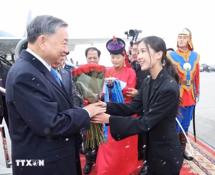 Thiếu nữ Mông Cổ tặng hoa chào mừng Tổng Bí thư, Chủ tịch nước Tô Lâm tại sân bay Thành Cát Tư Hãn (Chinggis Khaan International Airport) ở Thủ đô Ulan Bator. Ảnh: Trí Dũng/TTXVN
