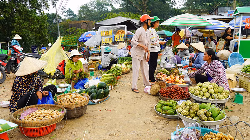 Chợ Mây bán những sản vật của đồng bào bản địa. Chợ Mây bán những sản vật của đồng bào bản địa.