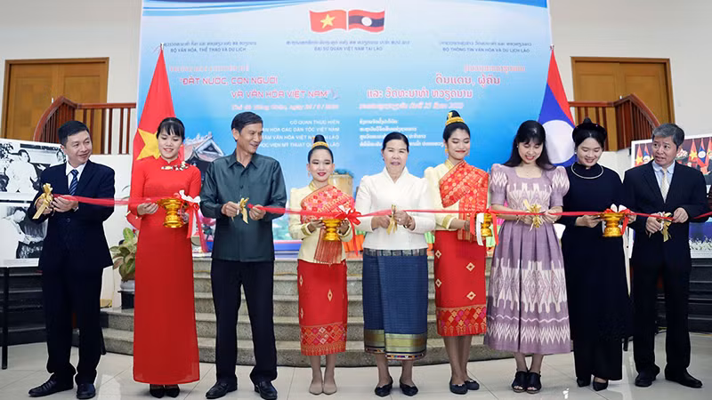 Cắt băng khai mạc Trưng bày chuyên đề 'Đất nước, con người và văn hóa Việt Nam'. (Ảnh: TTXVN)