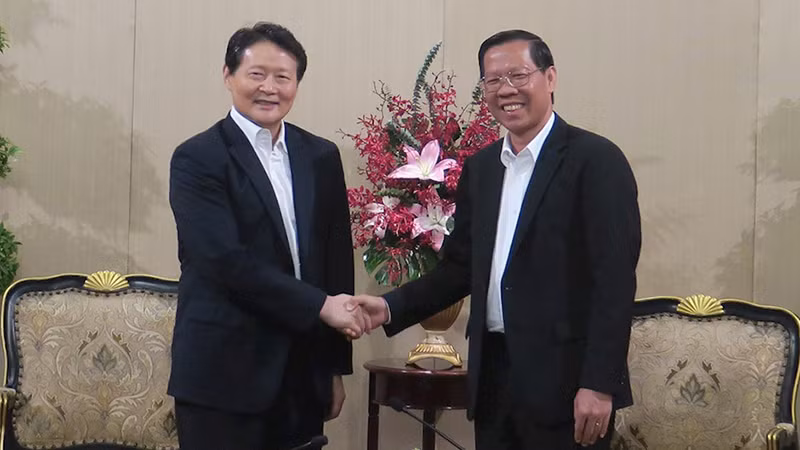 Chủ tịch Ủy ban nhân dân Thành phố Hồ Chí Minh Phan Văn Mãi và Chủ tịch Hội Nghiên cứu xây dựng Đảng toàn quốc Trung Quốc Lý Trí Dũng tại buổi tiếp. (Ảnh: hcmcpv.org.vn)