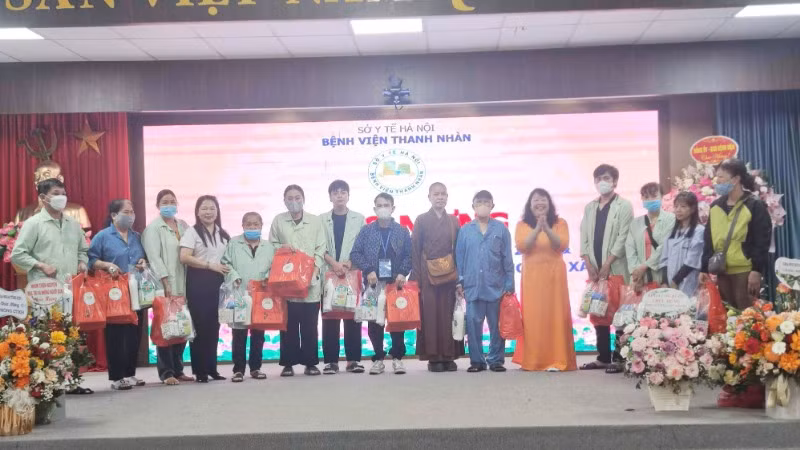 Tặng quà một số bệnh nhân có hoàn cảnh khó khăn.